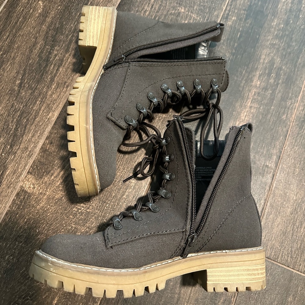 Universal Thread Gray combat boots